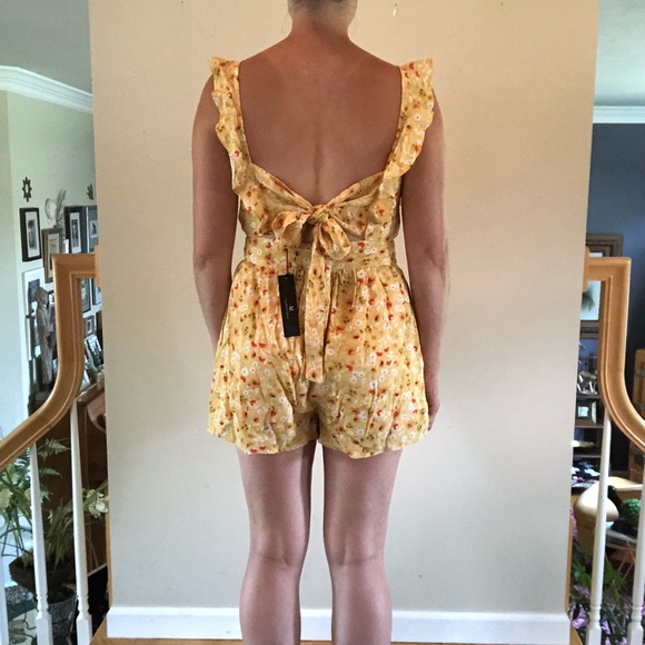 Yellow floral ruffle strap romper - Picture 5 of 8